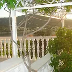 Family-friendly With Parking In Vinisce, 100 M²
