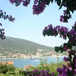 Family-friendly With Parking In Vinisce, 100 M² *