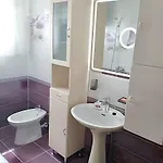 Family-friendly With Parking In Vinisce, 100 M²