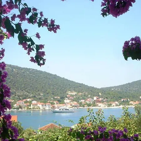 Family-friendly With Parking In Vinisce, 100 M² Lejlighed *