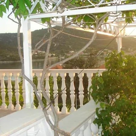 Family-friendly With Parking In Vinisce, 100 M²