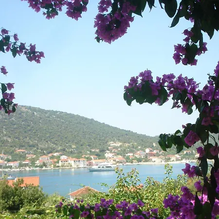 Family-friendly With Parking In Vinisce, 100 M² *