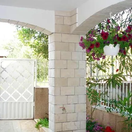 Family-friendly With Parking In Vinisce, 100 M² *