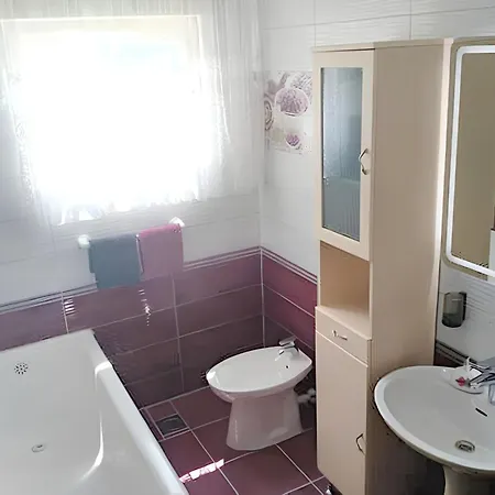 Lejlighed Family-friendly With Parking In Vinisce, 100 M² *