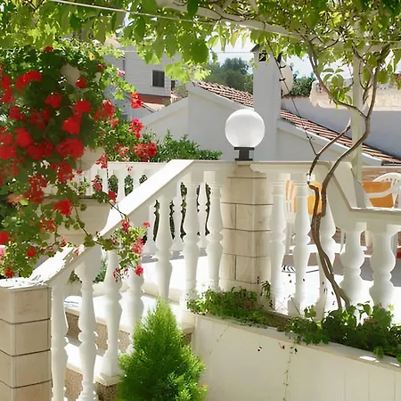Family-friendly With Parking In Vinisce, 100 M² *