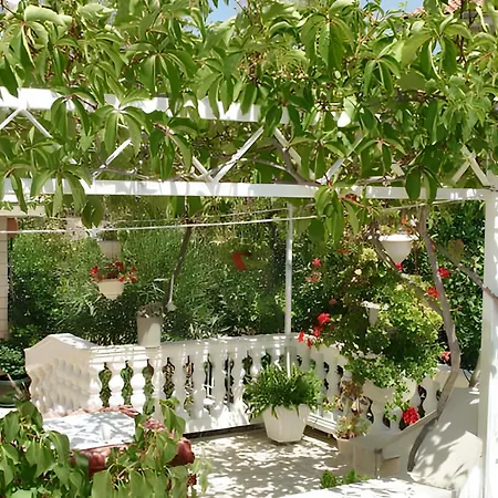 Family-friendly With Parking In Vinisce, 100 M² *
