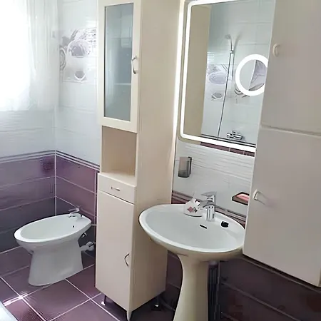 Family-friendly With Parking In Vinisce, 100 M²
