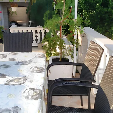 Family-friendly With Parking In Vinisce, 100 M² Apartament
