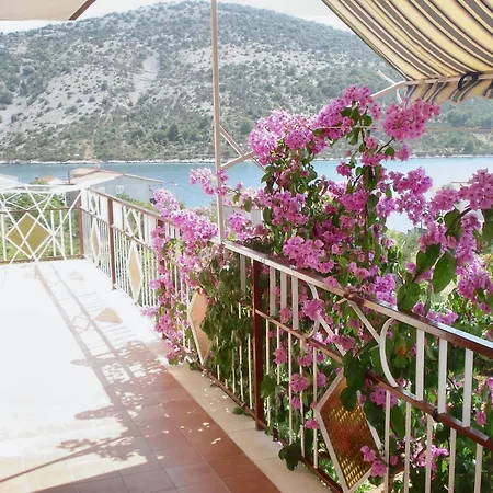 Family-friendly With Parking In Vinisce, 100 M² Apartament Vinišće