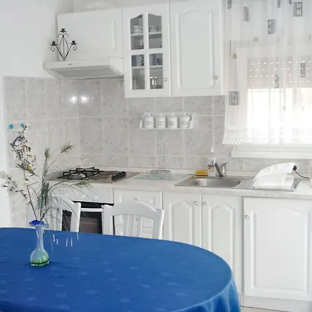 Family-friendly With Parking In Vinisce, 100 M²