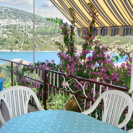 Family-friendly With Parking In Vinisce, 100 M²