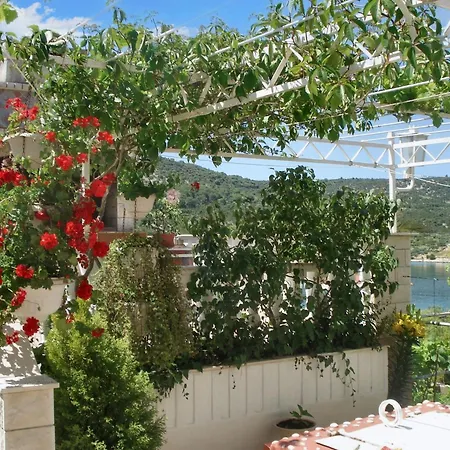 Family-friendly With Parking In Vinisce, 100 M² Apartament