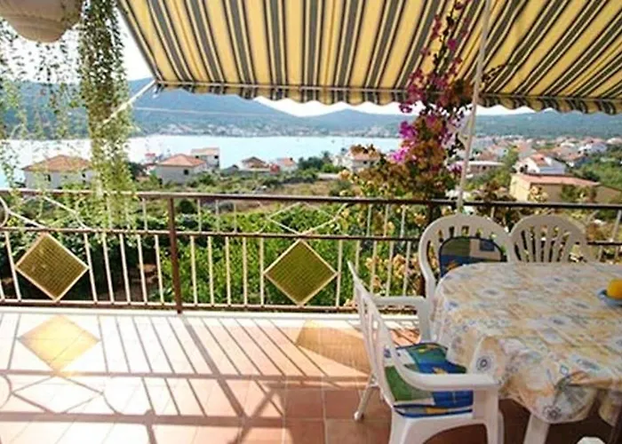 Family-friendly With Parking In Vinisce, 100 M² * Vinišće