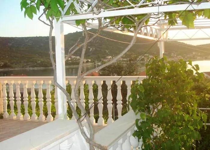 Family-friendly With Parking In Vinisce, 100 M²