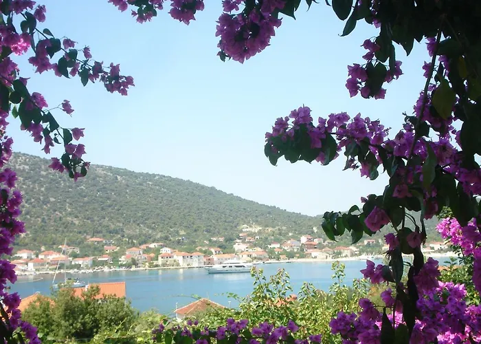 Family-friendly With Parking In Vinisce, 100 M² *
