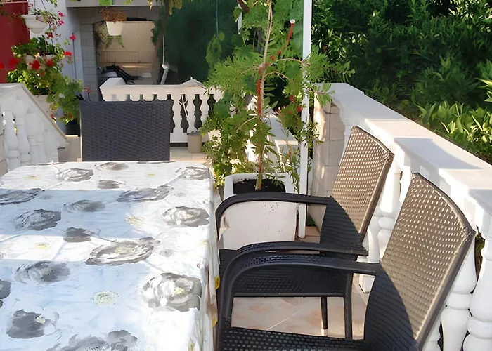Family-friendly With Parking In Vinisce, 100 M² Apartament