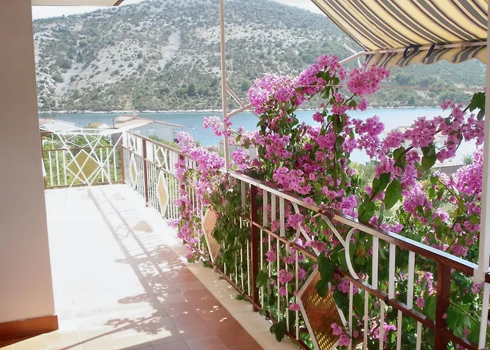 Family-friendly With Parking In Vinisce, 100 M² Apartament Vinišće