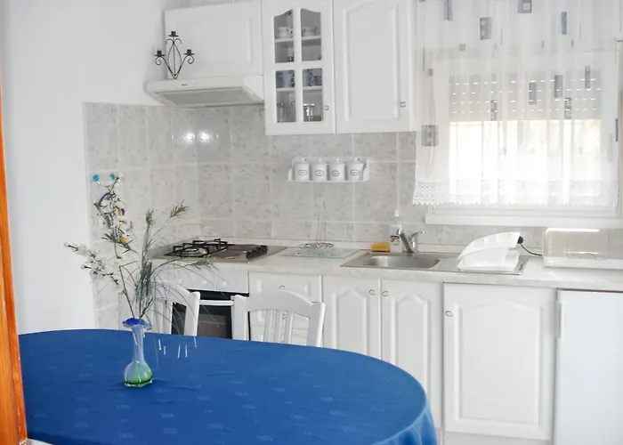Family-friendly With Parking In Vinisce, 100 M²