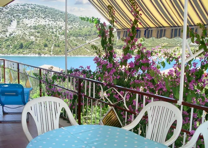 Family-friendly With Parking In Vinisce, 100 M²